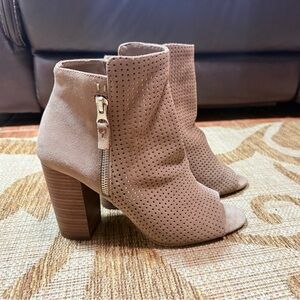 JESSICA SIMPSON nude / taupe ankle boot, zip side, open toe, size 9.5. Keris